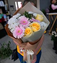 Букет цветов из:  Герберы, Розы и Хризантемы в Черноморском